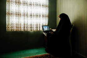 خانم وجیهه آجینی معلم هنرستان در مقطع متوسطه دوم است که به صورت هفتگی به دانشآموزانش از طریق شبکههای مجازی آموزشهای لازم را ارائه میدهد