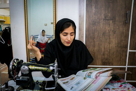 ایلناز کاظمی آموزگار پایه ششم در یکی از مدارس غیرانتفاعی شهرستان مسجدسلیمان، در حال آموزش به یکی از شاگردان خود است.