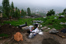 برخی خانوادهها ترجیح میدهند به دلیل رعایت پروتکلها و اصول بهداشتی در مراسم تدفین حضور نداشته باشند.