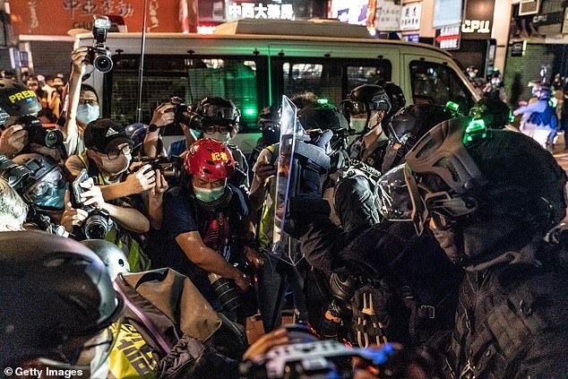 آغاز دوباره اعتراضات ضددولتی در هنگ‌کنگ/بازداشت بیش از ۲۰۰ معترض