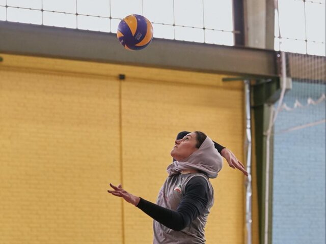 دختر والیبالیست: در ایران، والیبال مظلوم است/ اینجا ورزش یعنی فوتبال!