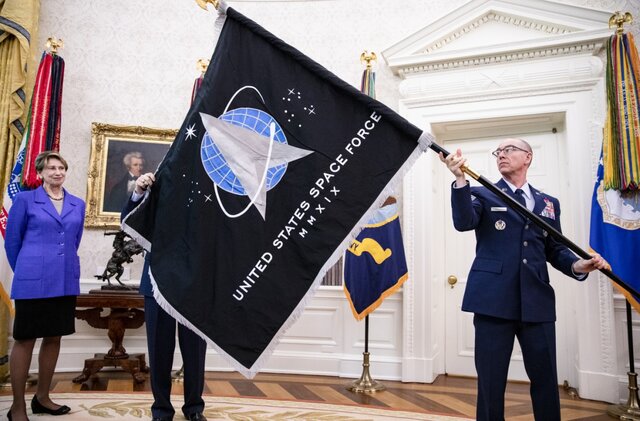 "نیروی فضایی" آمریکا صاحب پرچم شد