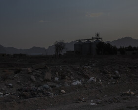 نمایی از کارگاه‌های صنعتی نزدیک روستای جار در منطقه شرق اصفهان. استان اصفهان به علت استمرار خشکسالی طی ۱۰ سال اخیر به شرایط خشکسالی هیدرولوژی و خشکسالی اجتماعی - اقتصادی وارد شده است که یکی از سخت ترین و پیچیدگی انواع خشکسالی است و خارج شدن از این نوع خشکسالی بسیار زمان بر بوده و به سالهای ترسالی متمادی نیازمند است. 