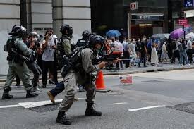 پلیس هنگ‌کنگ به معترضان گلوله‌های فلفل شلیک کرد/ اعتراض به قانون "جرم‌انگاری" توهین به سرود ملی
