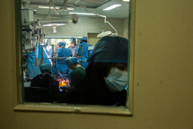 تیم جراحی به سرعت آماده انتقال قلب می‌شوند. 