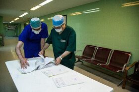  دکتر هادی، جراح قلب و دکتر نامی‌خواه، دستیار جراح، در حال بررسی پرونده اهدای قلب هستند. 
