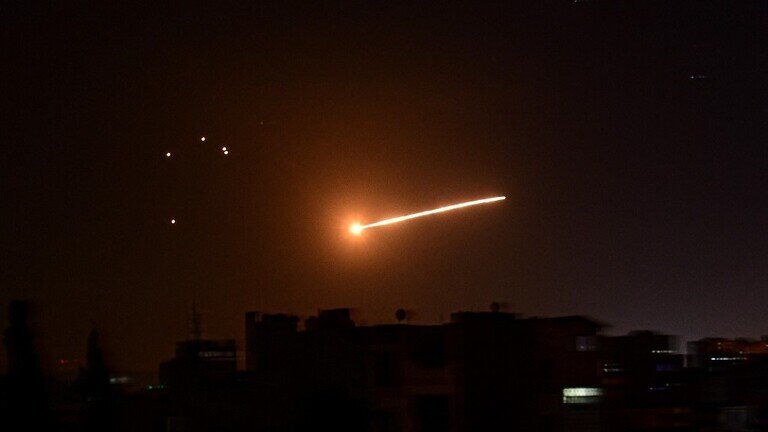 مقابله پدافند هوایی سوریه با حمله جنگنده‌های اسرائیل به حومه حماه