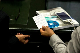 برگه ای در دست یکی از نمایندگان در مورد تجمع معلمان نهضت سوادآموزی در مقابل مجلس شورای اسلامی. این اولین تجمع مقابل مجلس یازدهم بوده است.