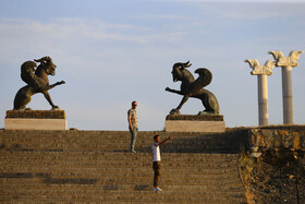 مجسمه سربازان هخامنشی با وسعت کوچکتر و زیباترین شکل ممکن طراحی و اجرا شده است که از زیباترین بخشهای پارک «مینی ورلد» ملایر در استان همدان است.
