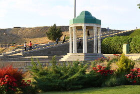 نماینده ای از شهر شیراز آرامگاه حضرت حافظ است که از جمله جاذبه های اصلی گردشگری ایرانیان است که در پارک «مینی ورلد» در ملایر نیز قرار است ساخته شود. 