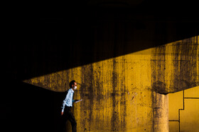 مردی که ماسک به صورت دارد شتابان از زیر پل فرهنگیان کرمان عبور میکند.