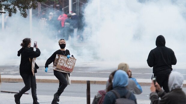 تظاهرات ضدنژادپرستی در مونترال؛ پلیس از گاز اشک‌آور استفاده کرد