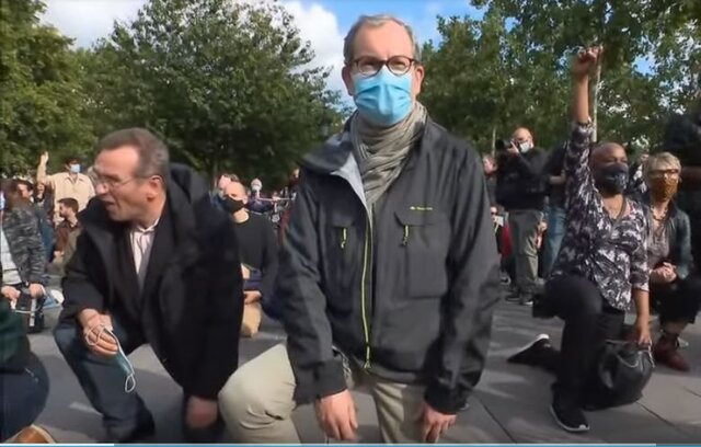 معترضان ضد نژادپرستی در پاریس به یاد فلوید زانو زدند