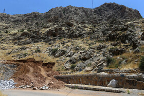 کوهِ بکر و طبیعی طاق بستان در پشتِ محوطه‌ی تاریخی طاق بستان، یکی از مناطقی است که مردم کرمانشاه به داشتن‌اش می‌بالند. این جمله را یکی از پیمانکارانِ نصبِ تله‌کابین در حریم طاق بستان می‌گوید، اما باز هم مراقب است تا نگاه یا دوربینی کارِ احداثِ تله‌کابین را با مشکلی مواجه نکند.