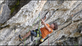 پسر ۱۰ ساله ای که رکورد سخت‌ترین مسیر سنگنوردی را زد