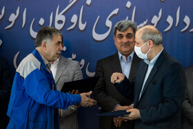 امضای قرارداد نوسازی ناوگان اتوبوسرانی مابین مناف هاشمی، معاون حمل و نقل و ترافیک شهردار تهران و محمد زالی، مدیرعامل  ایران خودرو دیزل