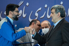 امضای قرارداد نوسازی ناوگان اتوبوسرانی مابین پیروز حناچی، شهردار تهران و فرشاد مقیمی، مدیرعامل ایران خودرو