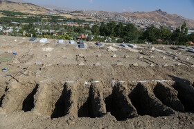 طبق اعلام معاون علوم پزشکی کردستان با افزایش روزانه ۲۰۰ نفر مبتلا به ویروس کرونا در سنندج، در تیرماه ۹۹ این شهر بخاطر جان باختن تعداد زیادی از مبتلایان به کرونا سیاه پوش میشود.
