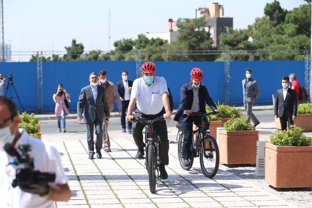 حضور حناچی با دوچرخه در افتتاحیه تالار مشاهیر ورزش+ فیلم