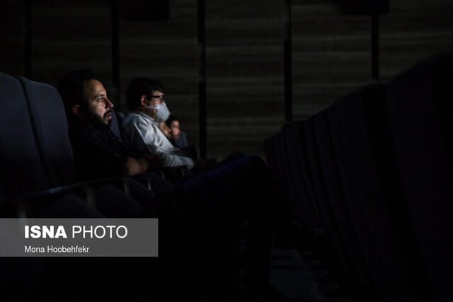 عکس نزئینی است. مردم از اکران نوروزی استقبال میکنند