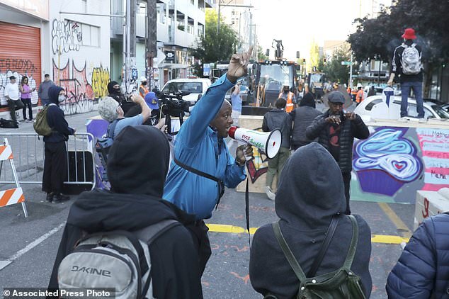 تلاش شهردار سیاتل برای قانع کردن معترضان برای برچیدن منطقه خودمختار