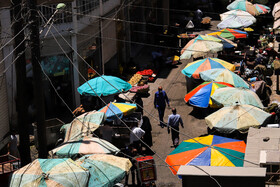 بازار روز سی متری در مرکز شهر اهواز یکی از مکان های پرتردد است. فروشندگان در تابستان ها برای در امان ماندن از گرمای شدید از سایبان استفاده می کنند.