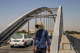 دمای شهر اهواز در تابستان در اکثر روزها به بالای 50 درجه می رسد , مردم برای جلوگیری از تابش مستقیم آفتاب از کلاه استفاده می کنند.