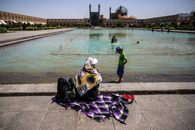 حوض میانی میدان نقش جهان اصفهان در روزهای گرم تابستان محل آبتنی و بازی کودکان است. سنگ های گرم اطراف حوض و آب خنک درون آن سرگرمی لذت بخش کودکان در این روزهای گرم تابستان است. 