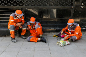 خیابان شاهد مشهد ، ساعت۱۰ ، کارگران شهرداری در حال استراحت و خوردن صبحانه هستند.   
