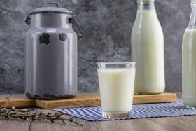 عوامل مؤثر بر ترکیبات شیر خام گاو کدامند؟