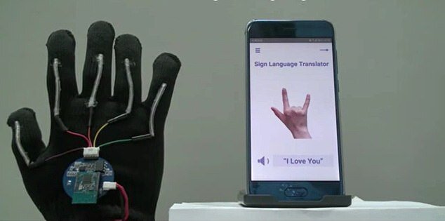 ساخت دستکشی که زبان اشاره را به زبان گفتار ترجمه می‌کند!