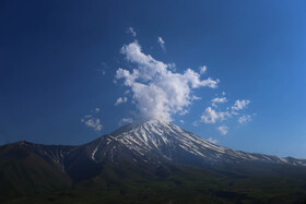 دماوند، یک کوه آتشفشانی مطبّق است که فعّالیّتهای آتشفشانی آن در حال حاضر محدود به تصعید گازهای گوگردی است و به عنوان یک آتشفشان خفته، امکان فعّال شدن مجدد آن وجود دارد.