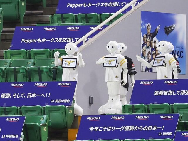 ربات‌هایی که در استادیوم جایگزین هواداران شدند!