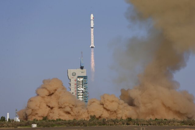پرتاب موفقیت آمیز یک ماهواره به فضا توسط چینی‌ها