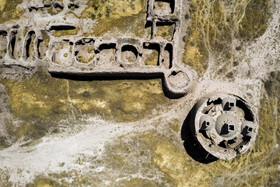 یک کبوتر خانه در منطقه «خانآباد» متعلق به دوره صفویه، در نزدیکی محوطه باستانی «تپه گزنک». باستانشناسان بیش از یک ماه قبل، با پایانِ بررسی سیستماتیک محوطههای باستانی روستای صدرآبادِ زرندیه در استان مرکزی، موفق به کشف ۲۱ محوطه باستانی شدند. «تپه گزنک» منطقهای دستکم از دورهی ساسانی که روستایی متروکه مسیرِ باستانشناسان را برایشان هموار میکند.