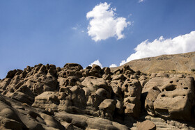 در روستای «وردیج» منطقهای با نام دامنه ارواح سنگی وجود دارد که در حقیقت دشتی کوهستانی است با مجسمههایی سنگی که اشکالشان تداعی کننده جمجمه انسان و یا حیوانات است.