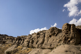 در روستای «وردیج» منطقه‌ای با نام دامنه ارواح سنگی وجود دارد که در حقیقت دشتی کوهستانی است با مجسمه‌‌هایی سنگی که اشکالشان تداعی کننده جمجمه انسان و یا حیوانات است.