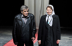 استاد پشت دخل بود، هما ظرف می‌شست