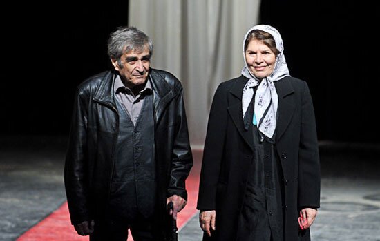 استاد پشت دخل بود، هما ظرف می‌شست