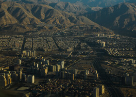 منطقه ۲۲ تهران از غرب به بزرگراه آزادگان محدود می شود.