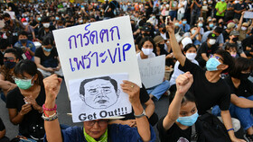 صدها معترض تایلندی با تاکید بر استعفای دولت به خیابان‌ها آمدند