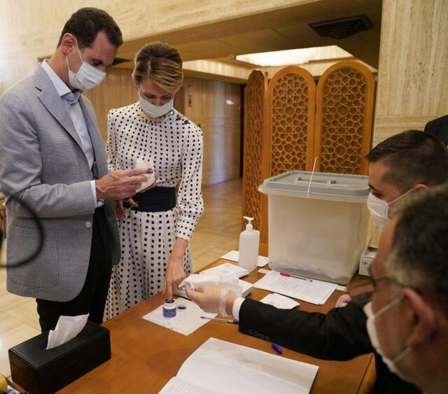 آغاز سومین دور انتخابات پارلمانی در سوریه / اسد و همسرش رایشان را به صندوق انداختند