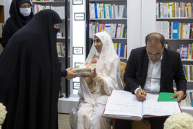 مراسم عقد ازدواج زوج قمی در کتابفروشی