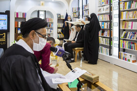 مراسم عقد ازدواج زوج قمی در کتابفروشی