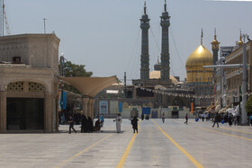 گرمای شدید هوا در شهر قم موجب تردد کمتر زائران در میانه روز در اطراف حرم حضرت فاطمه معصومه(س) شده است