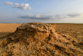 برامدگی های زمین که بر اثر فرسایش خاک توسط باد و باران به وجود آمده است، این اتفاق در مناطق مختلف ترکمن صحرا به چشم میخورد.