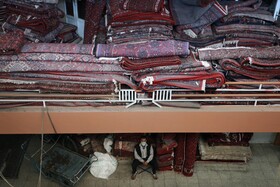 راسته فرش فروشان همدان که هنوز رنگ و بوی دوران دور را میدهد، فعالان این بازار از وضعیت بد این راسته سخن میگویند.