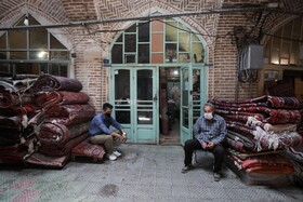 این حجره دار بازار می گوید: در سال های اخیر بافندگان ایرانی تا دیدند فرش ایرانی خریدار دارد، تقلبکار شدند و فرش زر چارکی که ۱۰ کیلو خامه نیاز داشت، با شش کیلو بافتند و همین باعث شد جنس مرغوب صادر نشود و دیگر خارجی‌ها فرش ما را نخرند و امروز کشورهای دیگر نقشه قالی ایران را می‌برند و می‌بافند و به عنوان قالی ایرانی می‌فروشند.