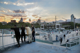 بسیاری از جوانان و نوجوانان بدون رعایت پروتکلهای در نظر گرفته شده به تفرجگاهها، فضای سبز و زمینهای بازی در پارکها میروند که درصورت تداوم این وضعیت میتواند باعث ابتلای آنها به کرونا شود.