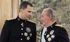 پادشاه سابق اسپانیا بعد از چندین رسوایی به تبعید می‌رود